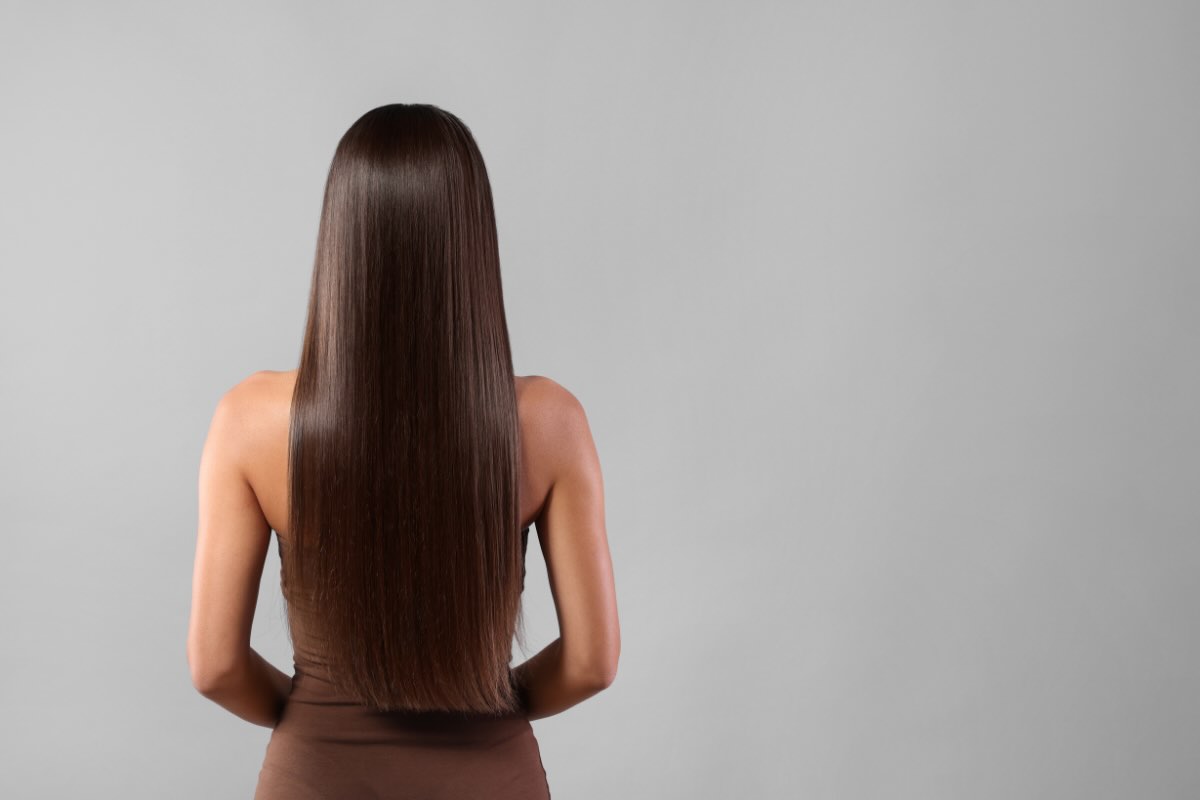 donna con capelli lisci da dietro