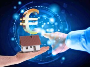sfondo dito che tocca simbolo euro e mano che tiene casetta