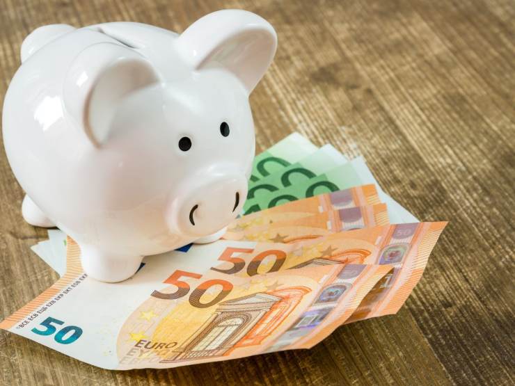 salvadanaio porcellino con banconote euro