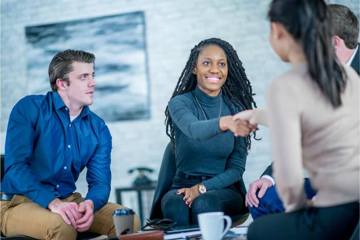 Appena qualcuno si presenta, dimentichi il suo nome? È comune, ed ecco perché succede secondo la psicologia