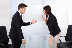 Due colleghi che litigano in ufficio