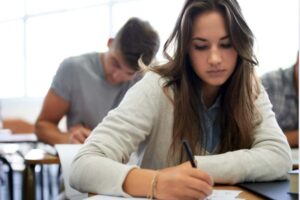 Ragazza che lavora al compito in classe