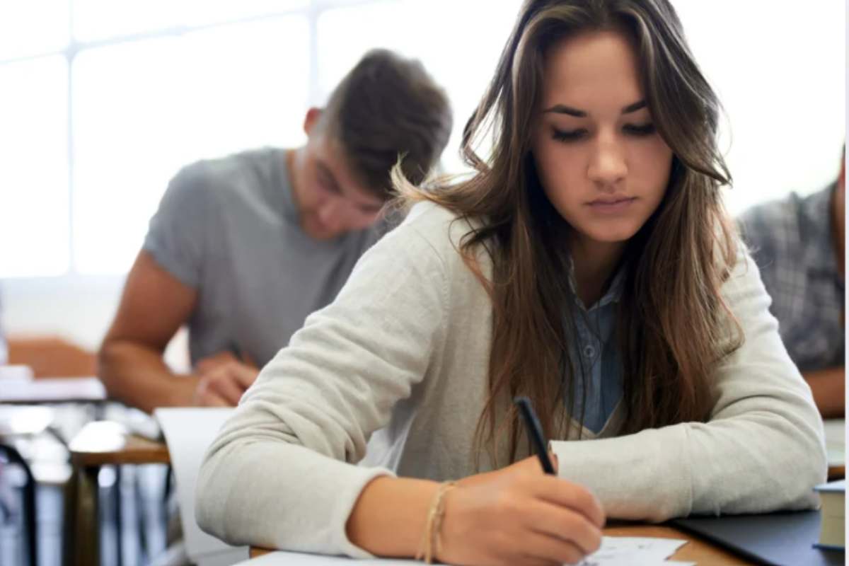 Ragazza che lavora al compito in classe