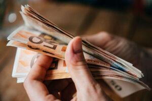 Persona che conti i soldi