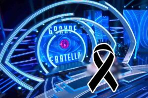 grande fratello studio e simbolo lutto