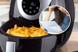 Friggitrice ad aria e donna che guarda una fattura
