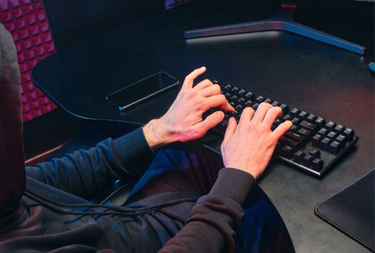 hacker con la tastiera