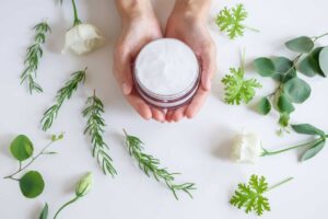 Donna che tiene tra le mani una crema viso