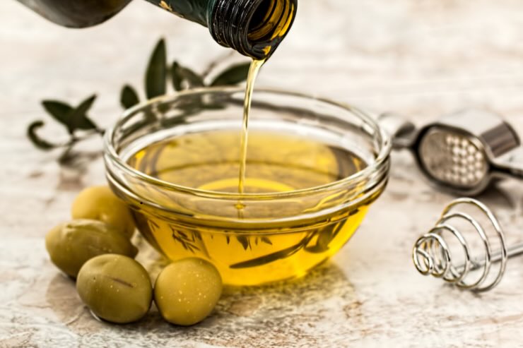 ciotola di olio e olive
