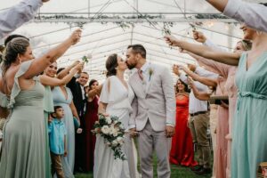 Coppia che si sposa in estate circondata da invitati