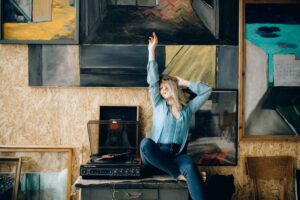 Donna che ascolta musica