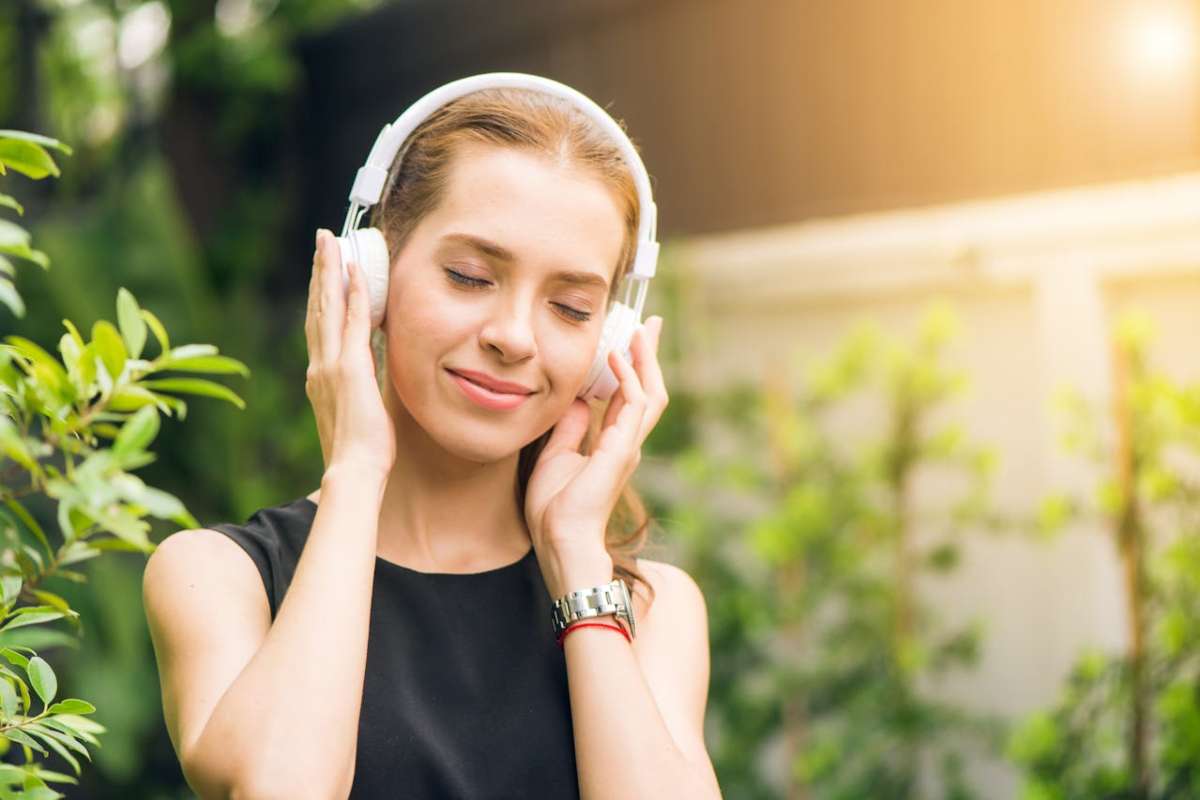 Donna che ascolta musica