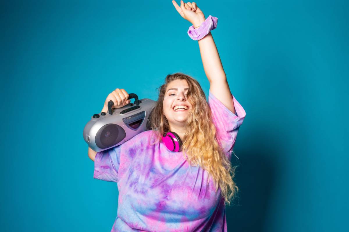 Donna che balla con stereo in mano