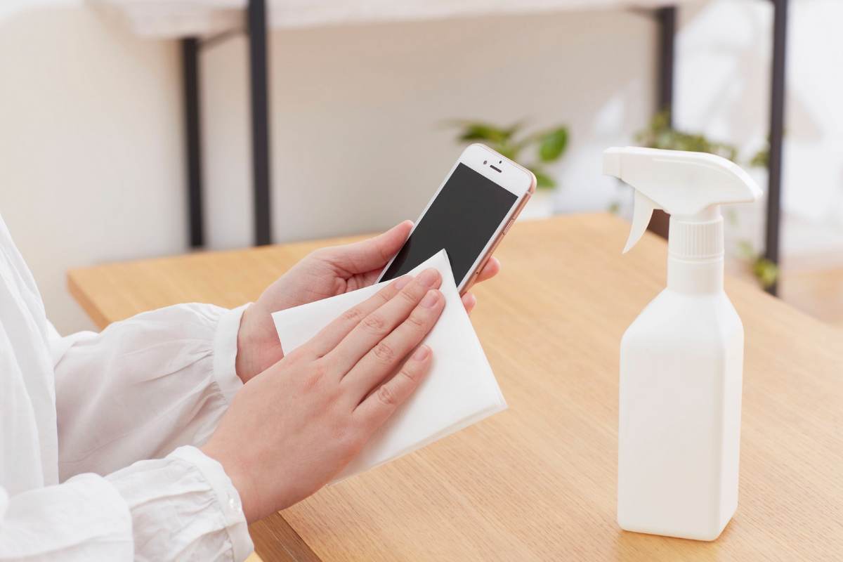 Donna che pulisce lo smartphone