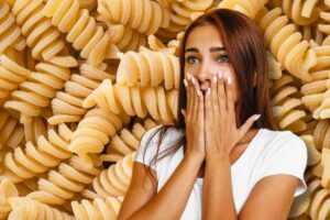 Pasta e donna in primo piano
