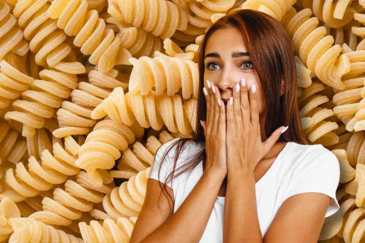 Pasta e donna in primo piano