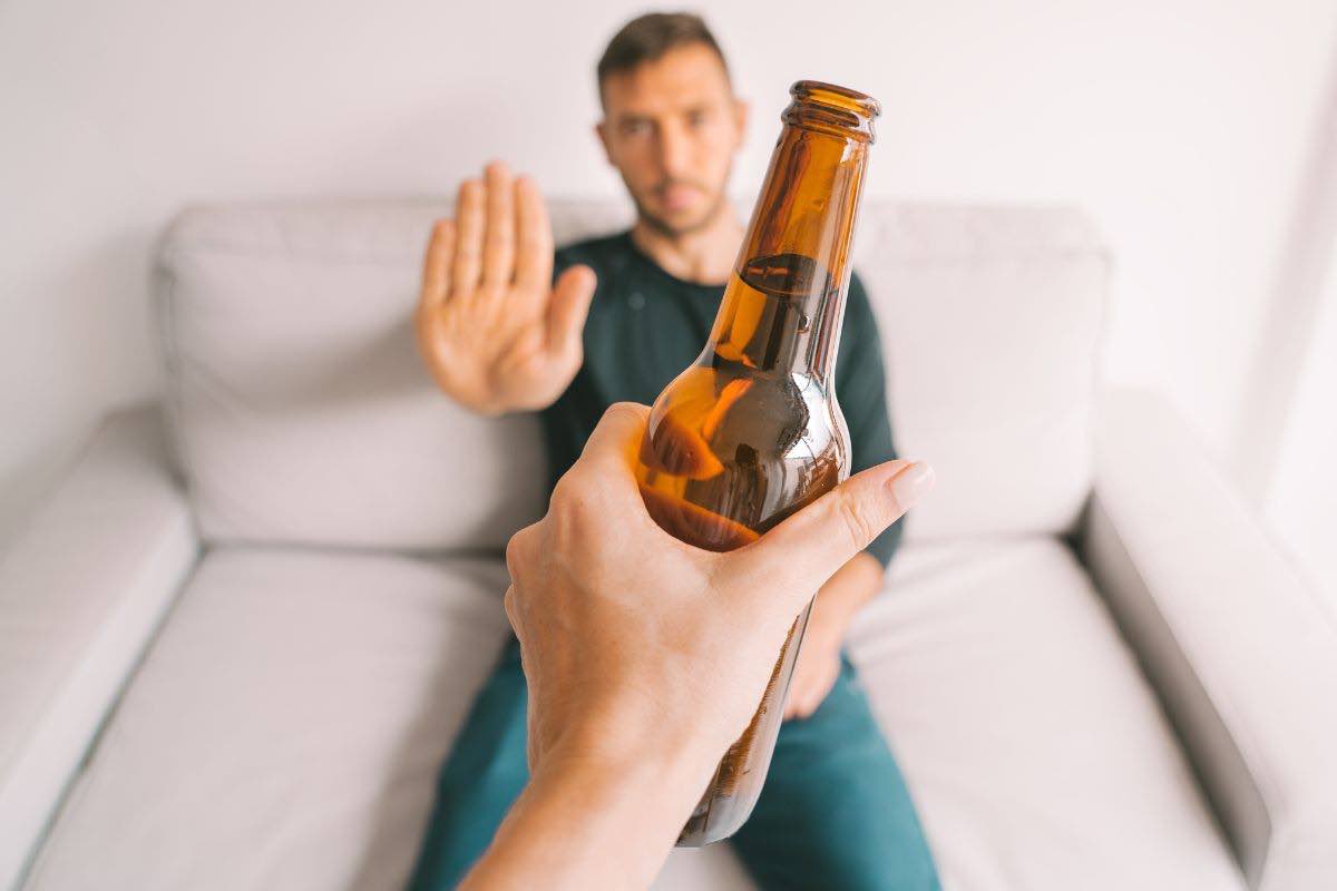 Uomo e bottiglia di birra