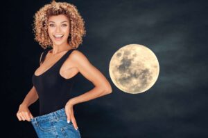 Donna con jeans e luna sullo sfondo