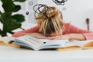 Ragazza stressata sui libri