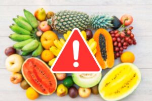 sfondo frutta e verdura e segnale pericolo