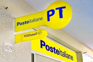 Logo di Poste Italiane fuori da un ufficio