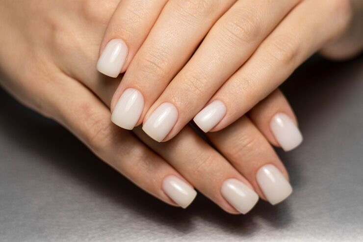 Mani con smalto color nude applicato