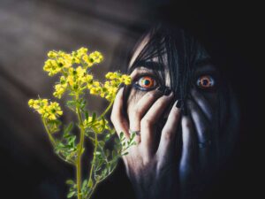 sfondo donna terrorizzata e pianta ruta