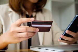 Donna con carta di credito e smartphone