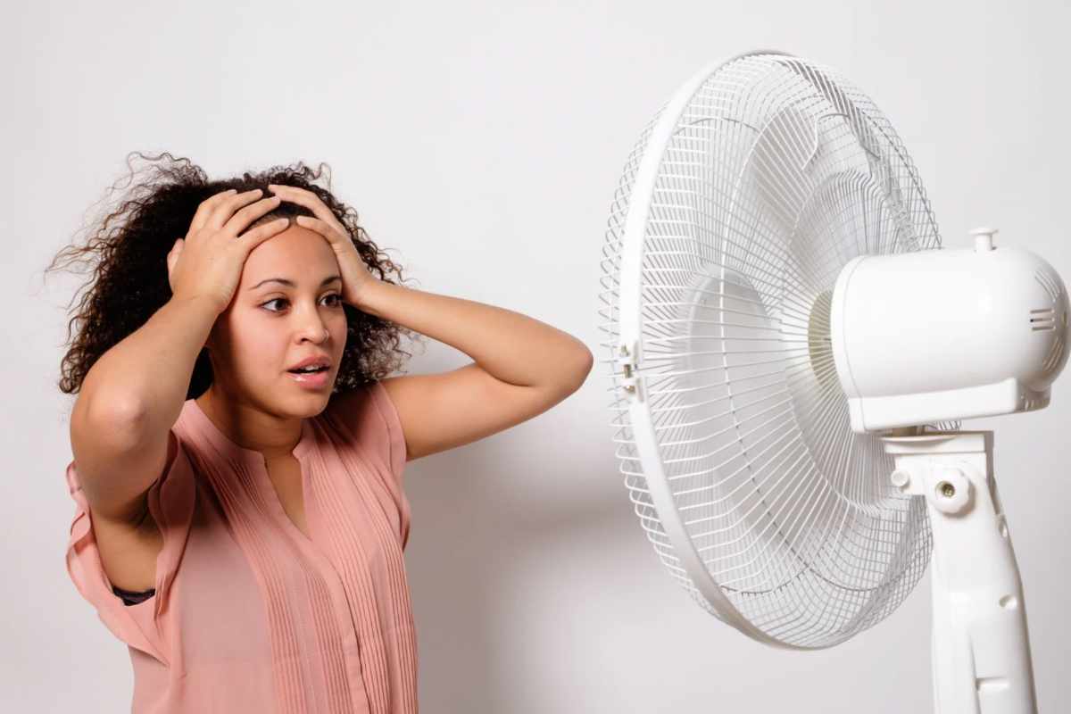 Donna di fronte al ventilatore
