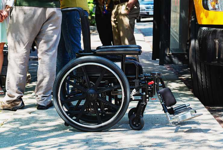 sedia a rotelle vicino a un pulmino