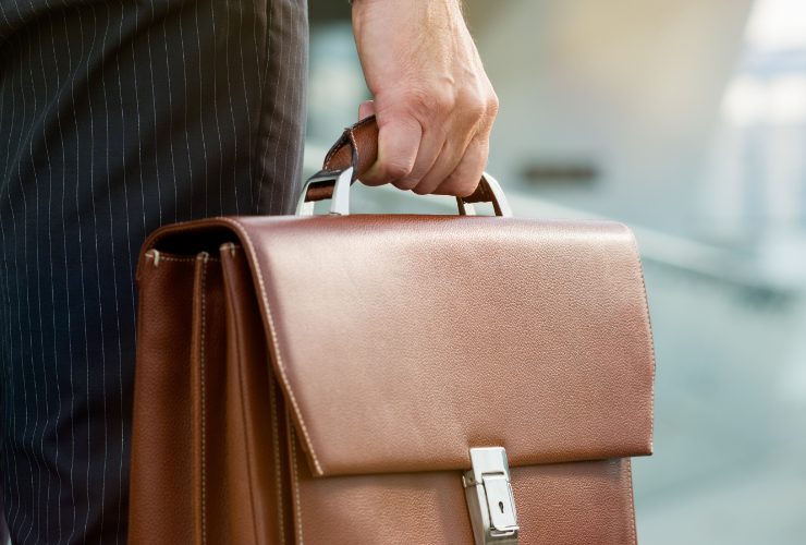 signore con valigia da lavoro