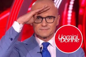 Alfonso Signorini e il logo di Uomini e Donne