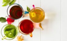 Tazze di tisane di diversi colori viste dall'alto