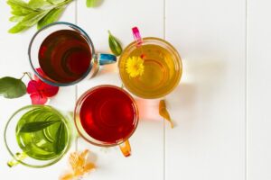 Tazze di tisane di diversi colori viste dall'alto