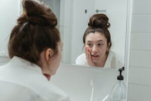 Donna che si specchia in bagno