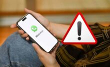 Persona con cellulare in mano e Whatsapp