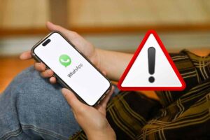 Persona con cellulare in mano e Whatsapp