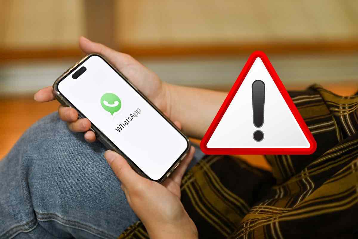 Persona con cellulare in mano e Whatsapp