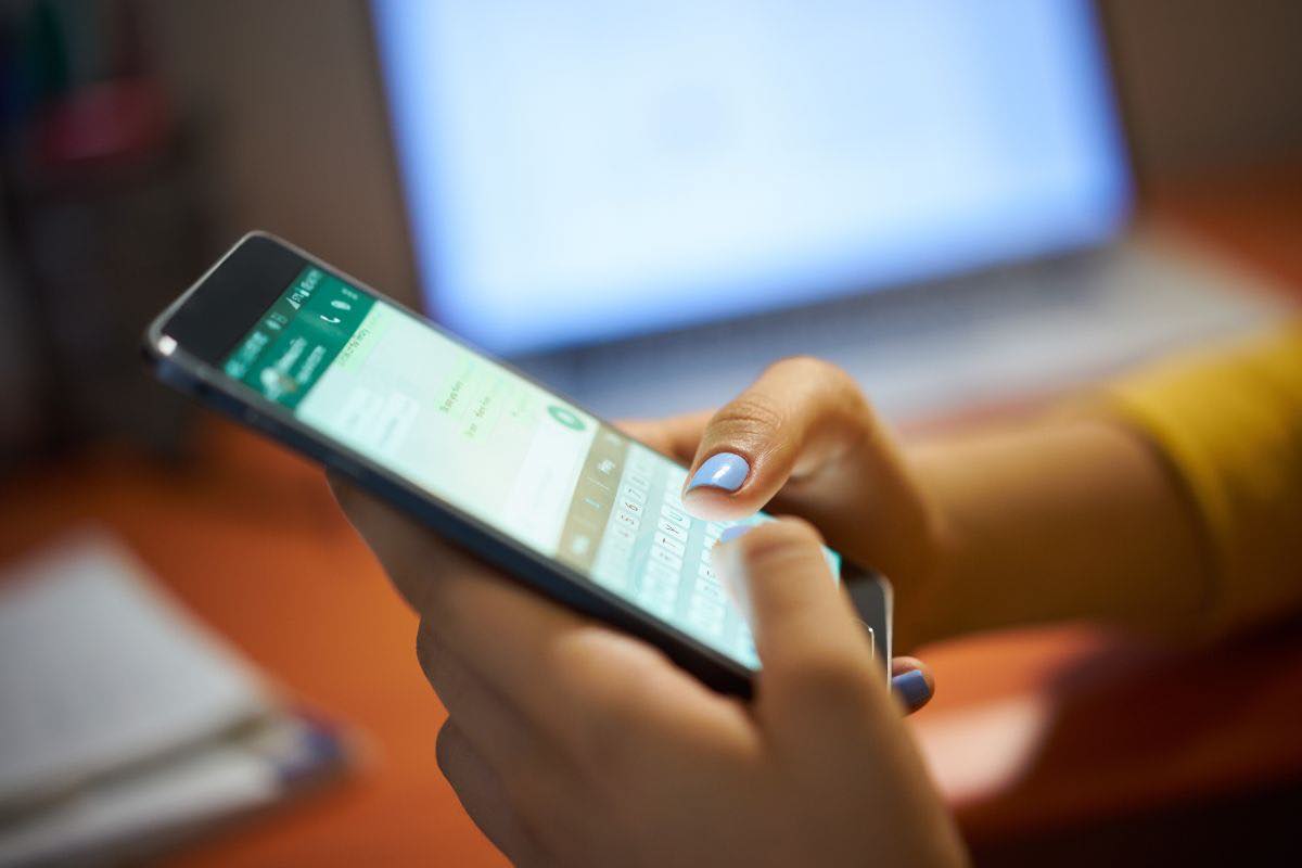 Persona con telefono in mano