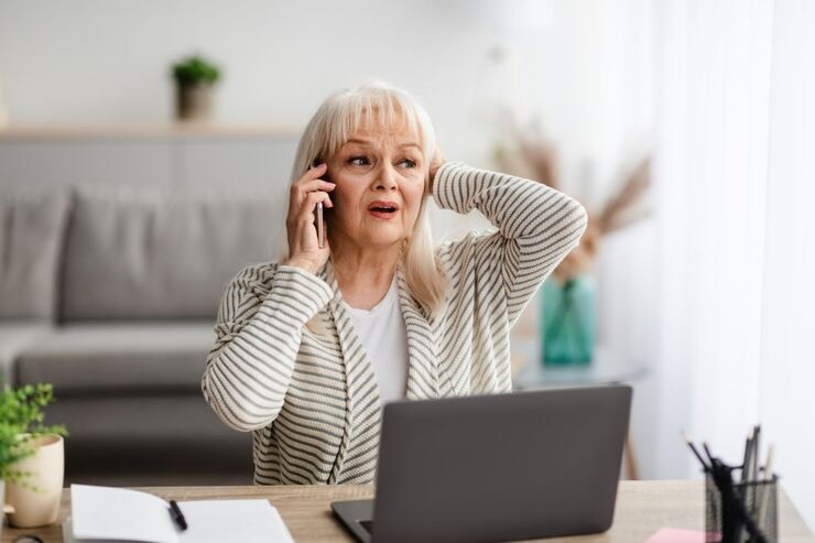 Donna mano sul capo, al telefono