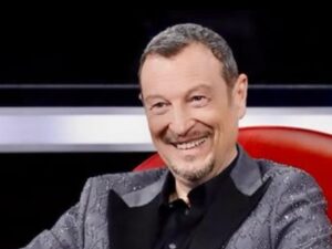 Amadeus seduto su poltrona rossa