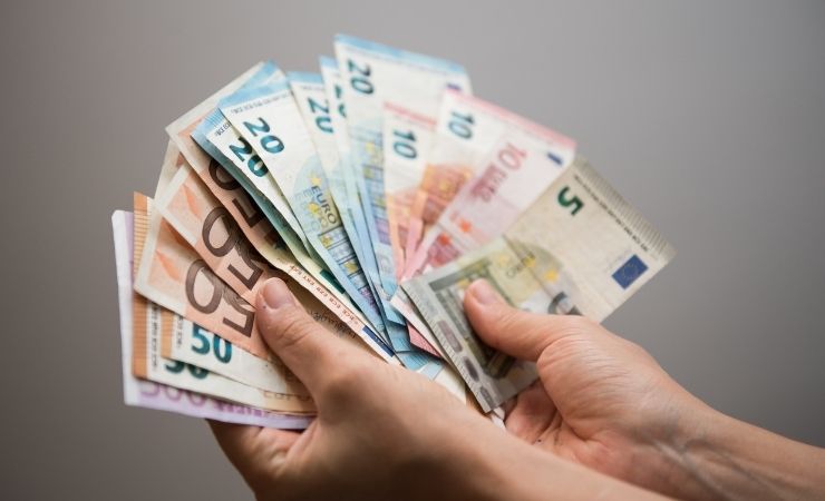 Uomo tiene in mano banconote