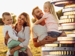 sfondo famiglia e monete euro in colonna