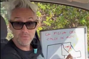 Professor Schettini che spiega la fisica