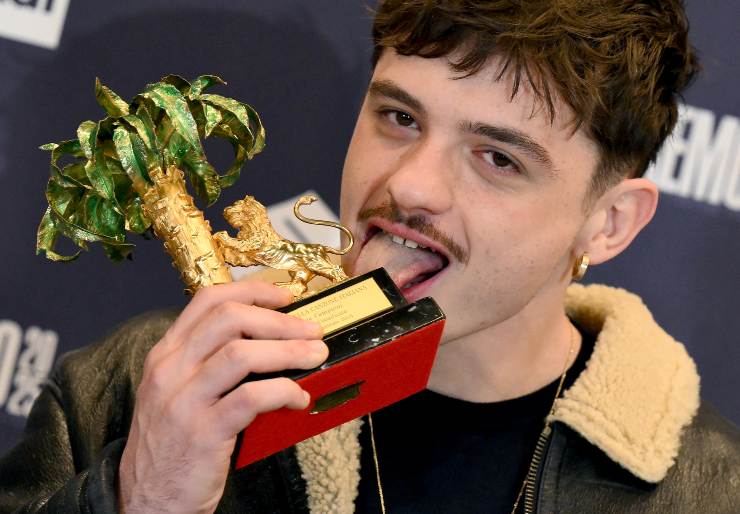 Olly con in mano la palma del Festival di Sanremo