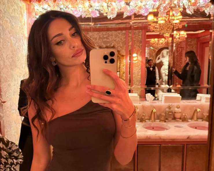 Selfie allo specchio di Belen Rodriguez