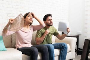Due persone che sentono molto caldo