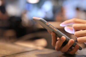Persona che utilizza il cellulare