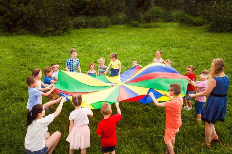 Bambini giocano all'aperto