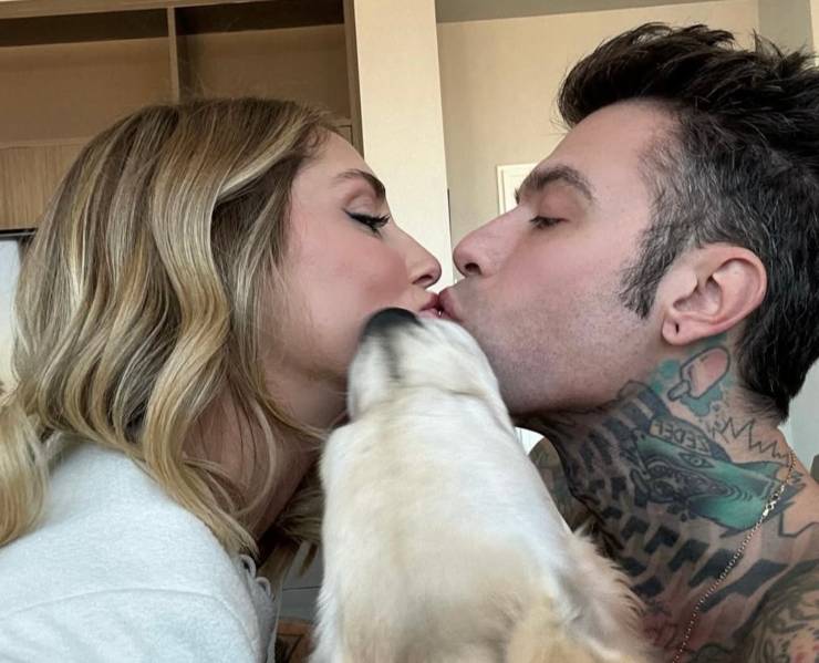 Chiara Ferragni e Fedez si baciano